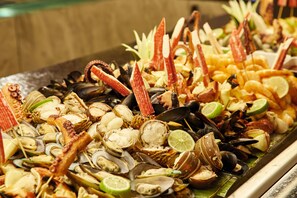 A seafood platter with various shellfish and lime slices.