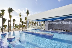 5 bars-salons, bar dans la piscine, bar attenant Ă la piscine
