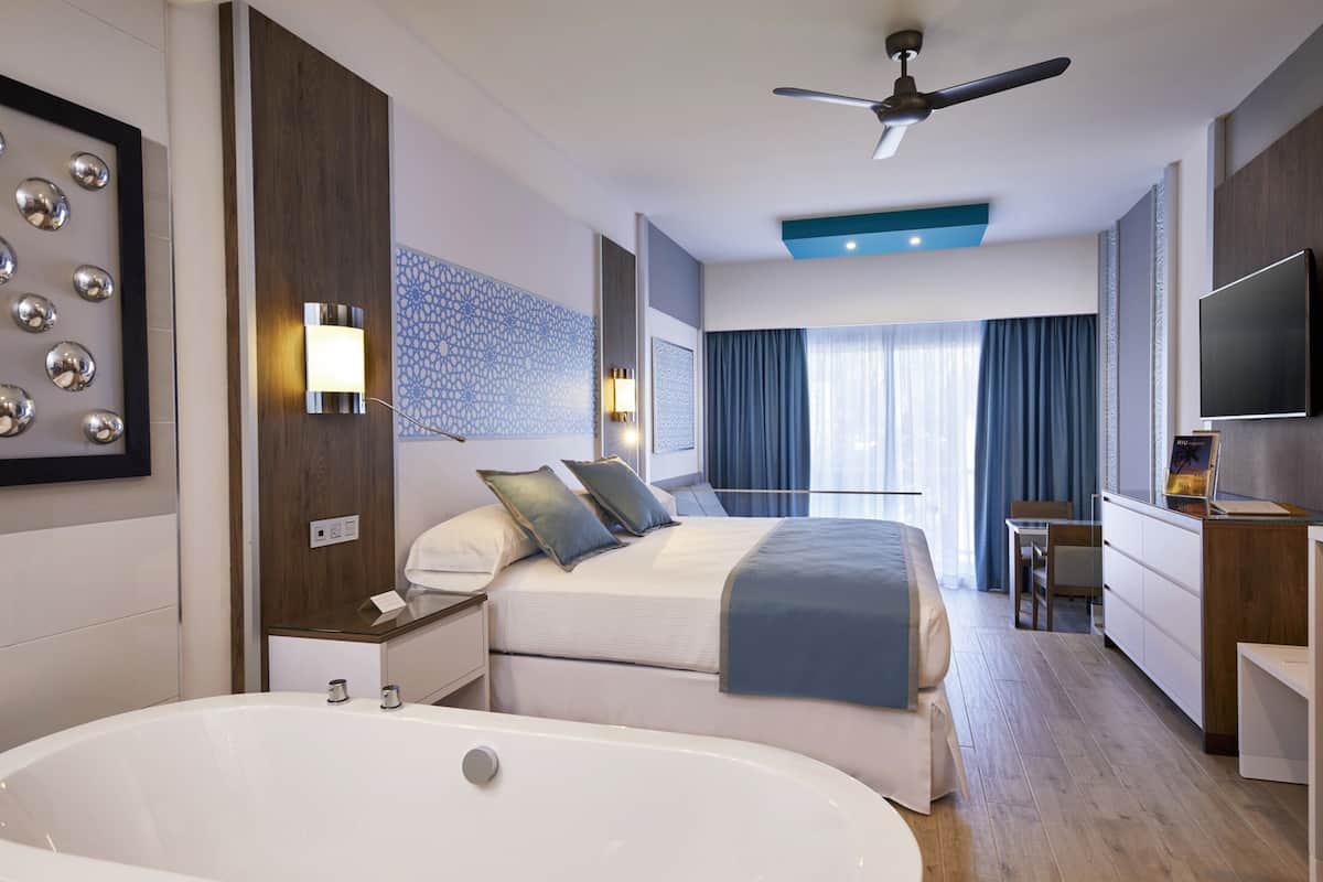 Minibar, in-room safe, laptop workspace, blackout drapes