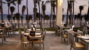 6 restaurantes; se sirven desayunos, almuerzos y cenas