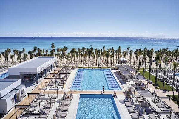 Outdoor pool, pool umbrellas, sun loungers