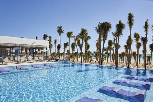 Piscine extérieure, parasols de plage, chaises longues