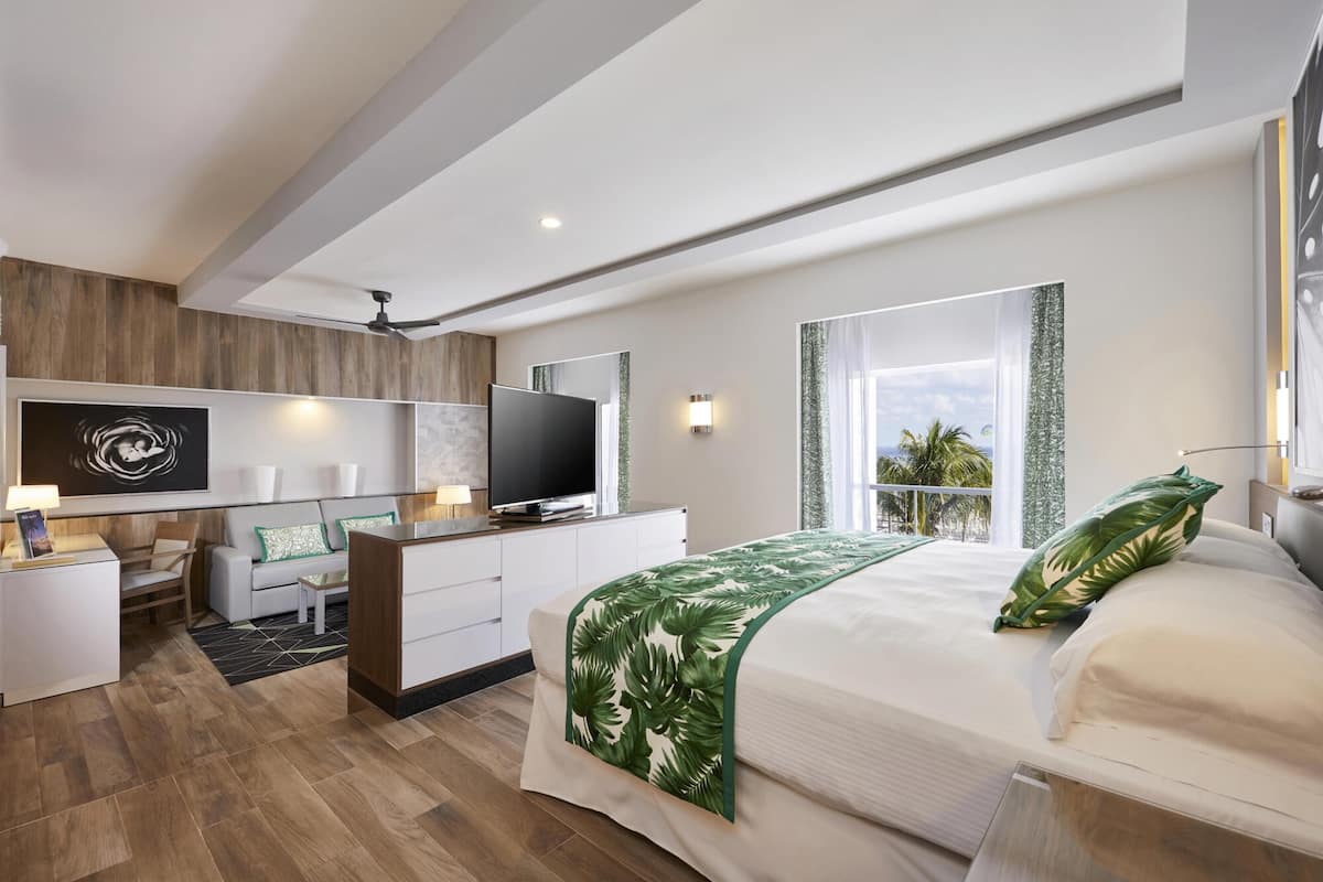 Minibar, in-room safe, laptop workspace, blackout drapes