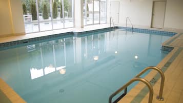Indoor pool, sun loungers