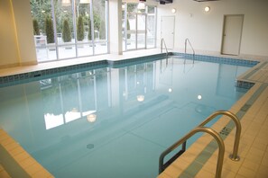 Indoor pool, sun loungers - Harrison Beach Hotel (Harrison Hot Springs)