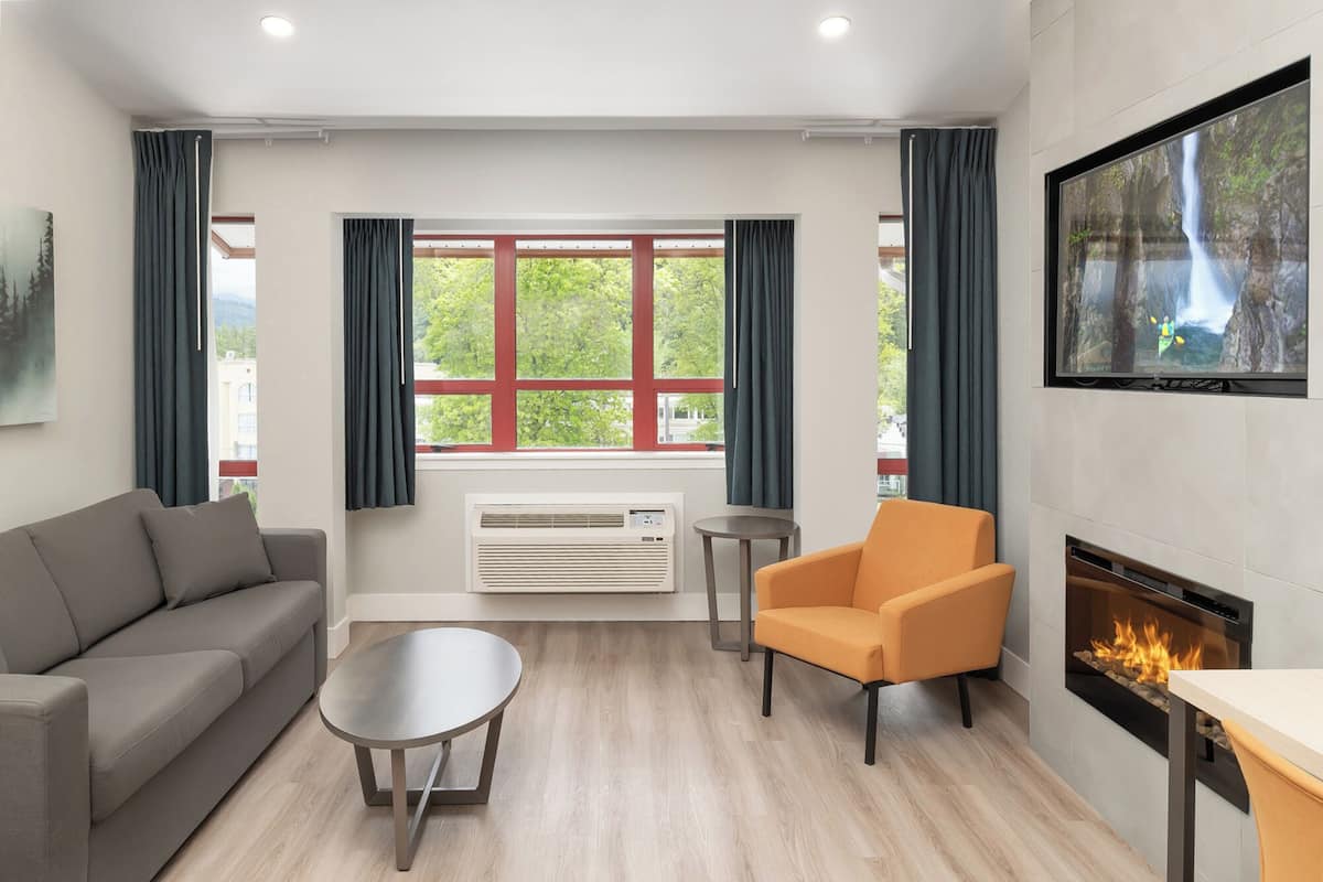 Junior Suite, 1 King Bed with Sofa bed, Mountain View | Premium bedding, desk, blackout curtains, iron/ironing board