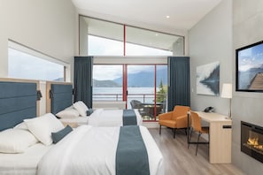 Deluxe kamer, 2 queensize bedden, uitzicht op meer | Luxe beddengoed, een bureau, verduisterende gordijnen