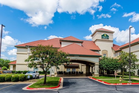 Exterior. La Quinta Inn & Suites by Wyndham Bentonville