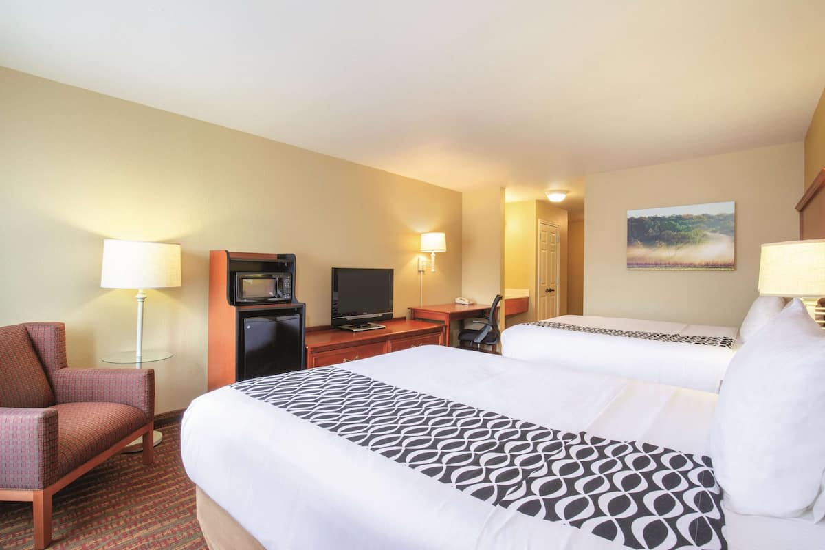Chambre, 2 grands lits, baignoire avec barres dâappui, non-fumeur (Mobility Accessible)