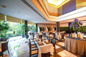 供應早餐、午餐及晚餐