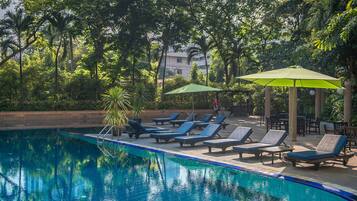 Una piscina al aire libre