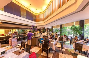 每日供應自助早餐 (每人 THB350)