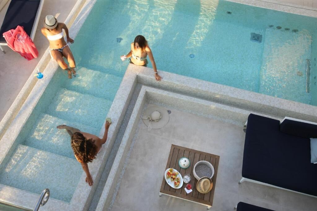 Jetted bathtub