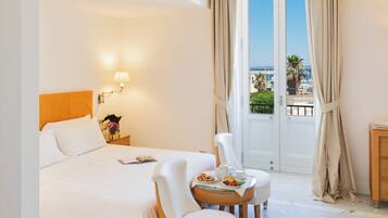 Sviitti (Glamour) | Ylelliset vuodevaatteet, minibaari, tallelokero huoneessa, työpöytä