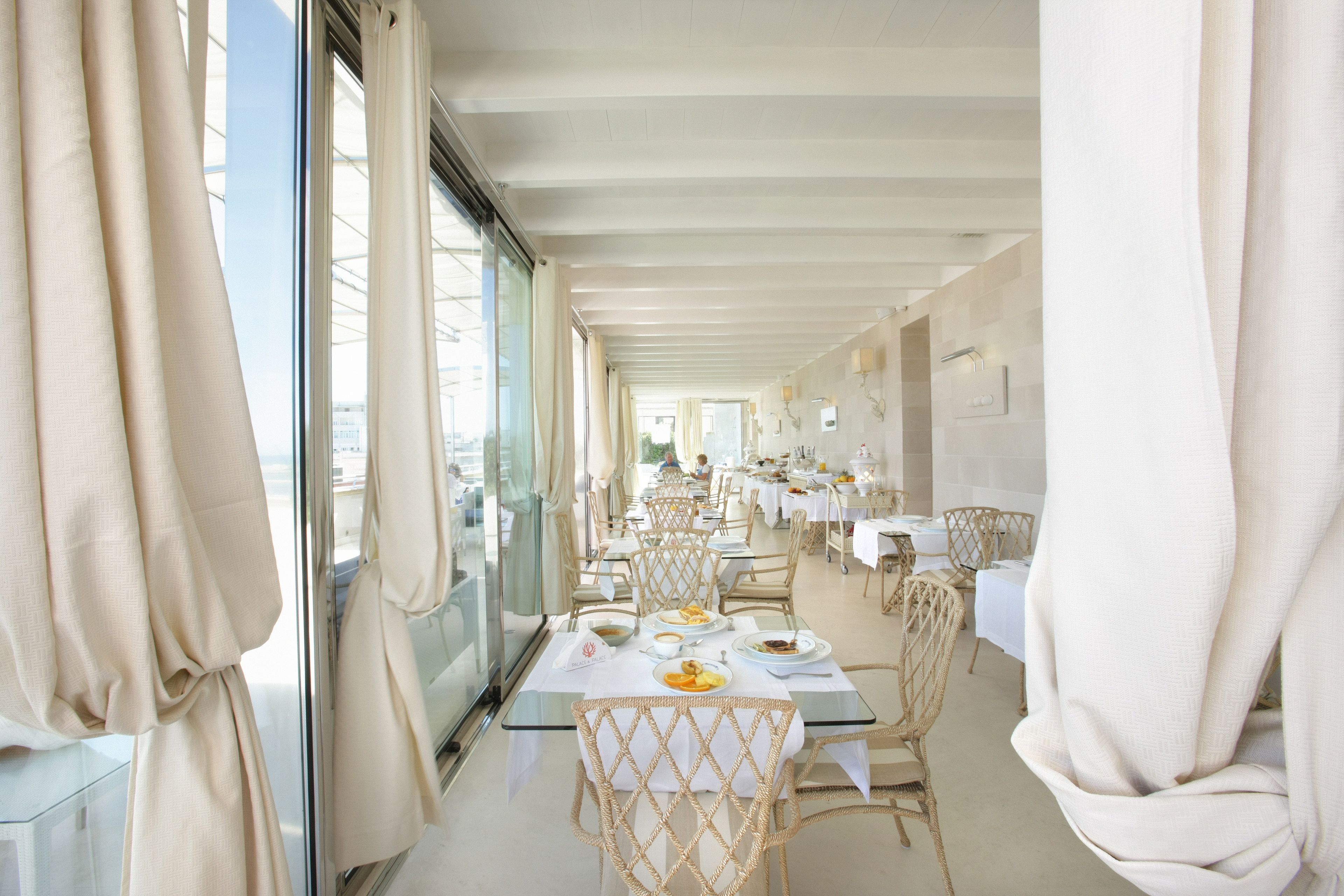 Se sirven desayunos, cenas y cocina italiana con mesas al aire libre