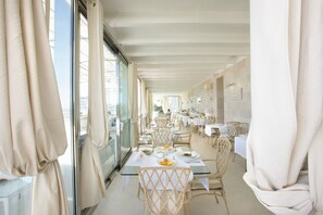 Petit déjeuner et dîner servis sur place, restauration en plein air 