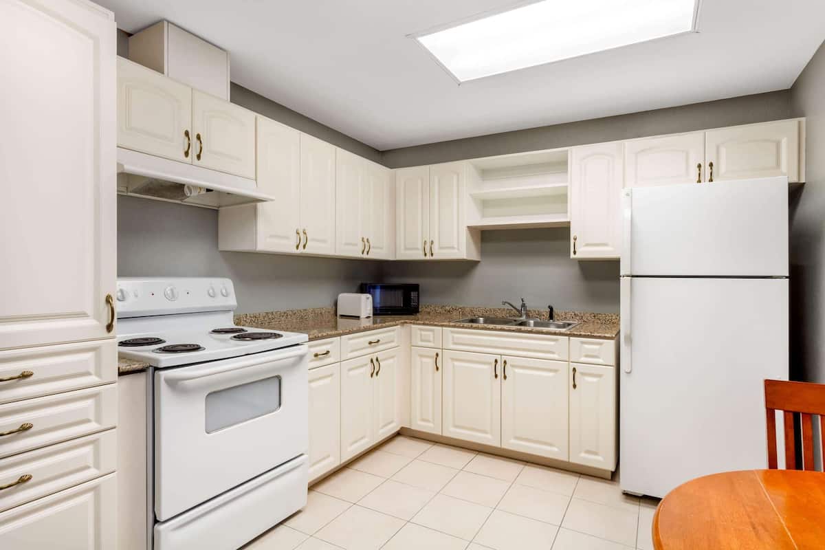 Deluxe studio suite, 1 kingsize bed, niet-roken, kitchenette | Privékitchenette | Een koelkast, een magnetron, een koffiezetapparaat/waterkoker