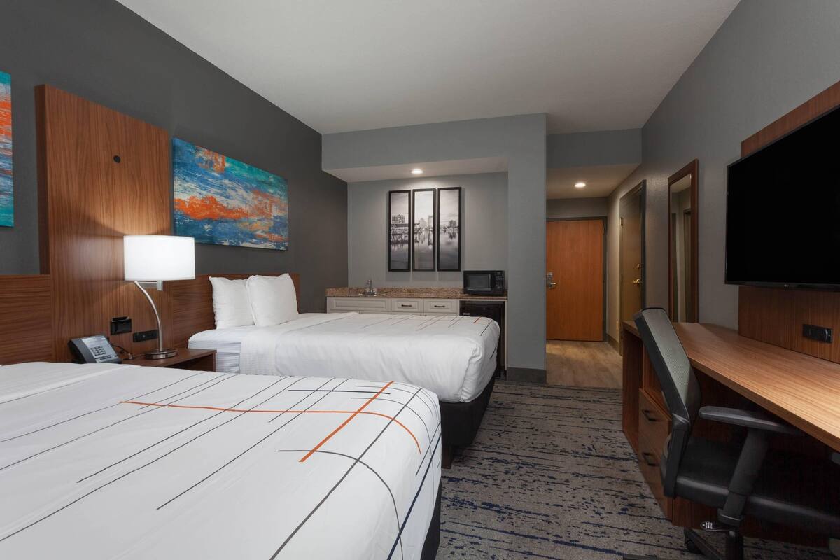 Suite, 2 Tempat Tidur Queen, Bebas Asap Rokok | Seprai premium, bantalan ekstra lembut, brankas, dan meja kerja
