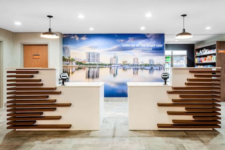 Lobby. La Quinta Inn & Suites by Wyndham St. Petersburg Northeast