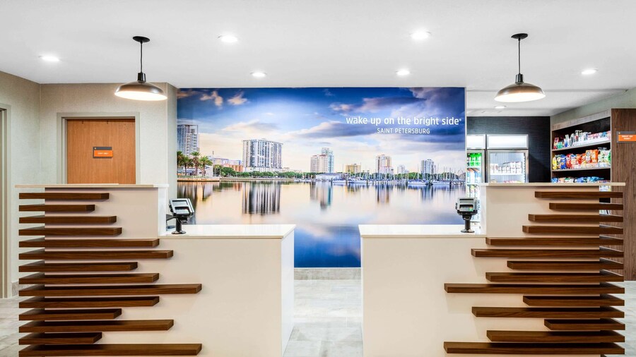 La Quinta Inn & Suites by Wyndham St. Petersburg Northeast