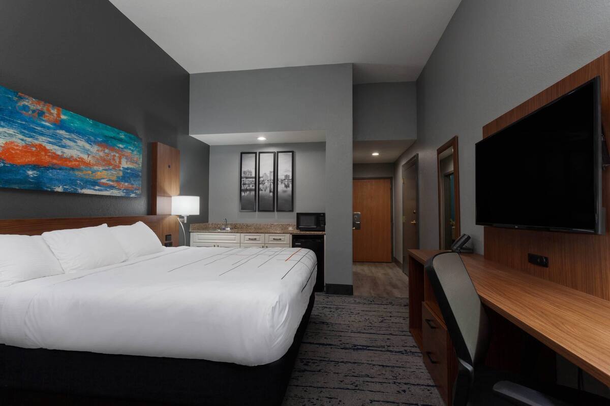 Suite, 1 Tempat Tidur King, Bebas Asap Rokok | Seprai premium, bantalan ekstra lembut, brankas, dan meja kerja
