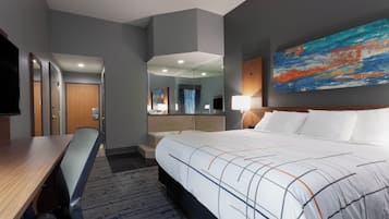 Superior Studio Suite, 1 King Bed, Non Smoking, Jetted Tub | Premium bedding, pillowtop beds, in-room safe, desk