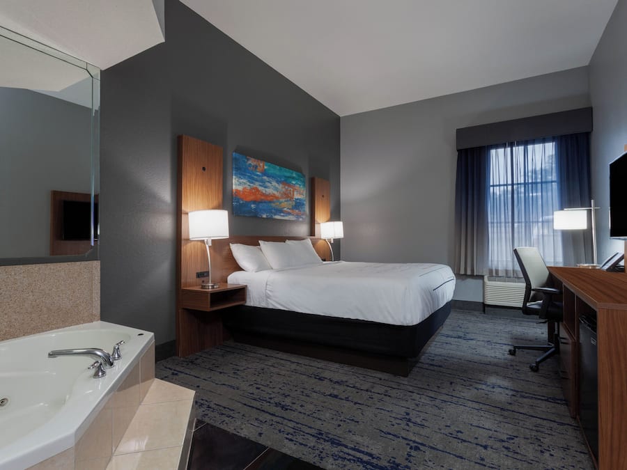 Superior Studio Suite, 1 King Bed, Non Smoking, Jetted Tub | Jetted tub