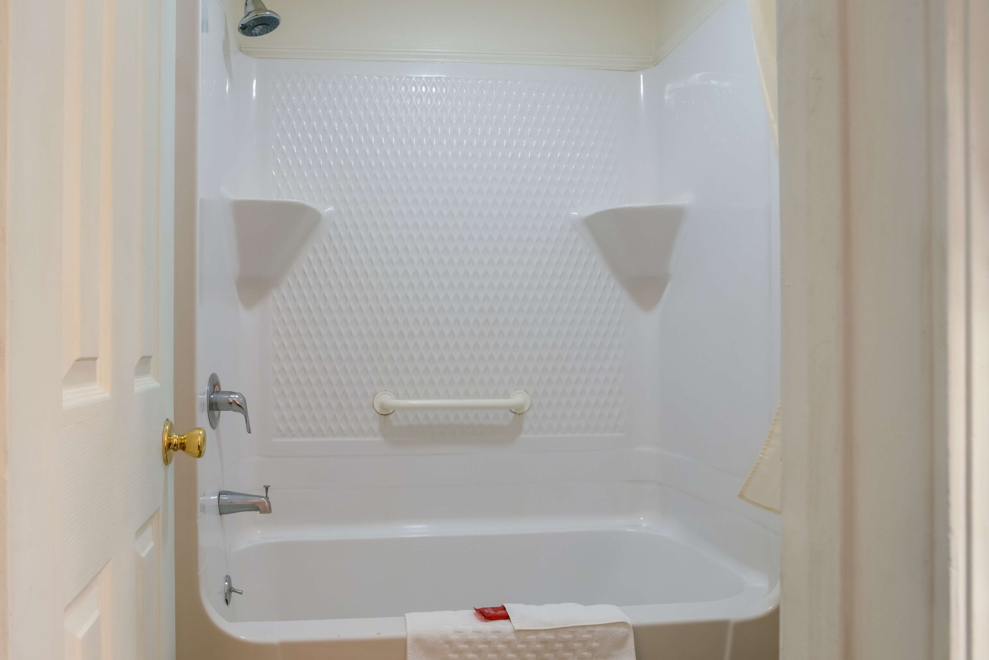 combined shower/bathtub, hydromassage showerhead, free toiletries