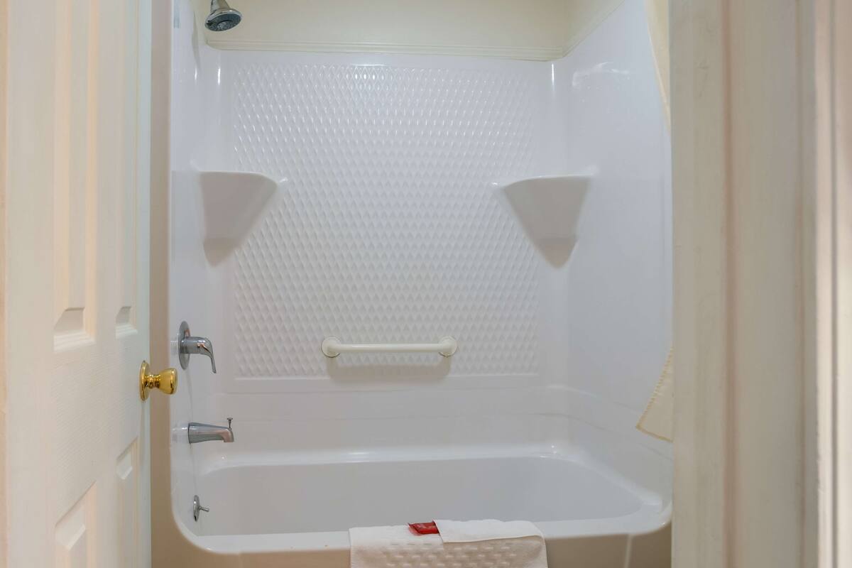 combined shower/bathtub, hydromassage showerhead, free toiletries