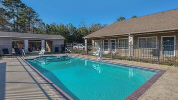 Outdoor pool, sun loungers