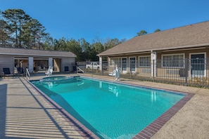 Outdoor pool, pool loungers - SureStay Hotel By Best Western Leesville (Leesville)