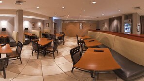 A restaurant with booths, tables, and a counter. - Holiday Inn Augusta West I-20 by IHG (Grovetown)