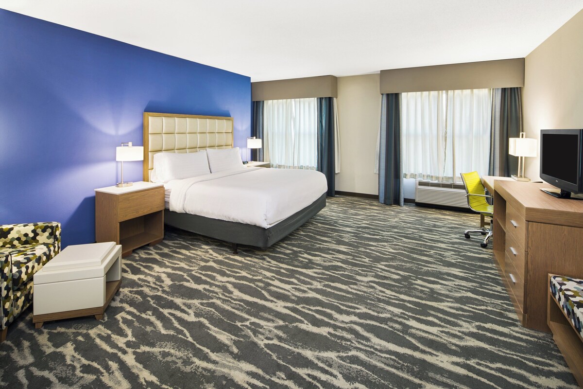 Standard Room, 1 King Bed, Accessible (Accessible Tub) | In-room safe, desk, iron/ironing board, cots/infant beds