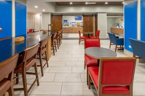 Free daily on-the-go breakfast - Holiday Inn Express Hotel & Suites Salisbury - Delmar by IHG (Delmar)