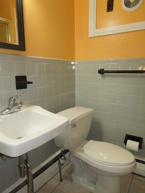 Articles de toilette gratuits, sèche-cheveux, serviettes fournies