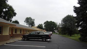 Un motel avec un pick-up noir garé dans l’allée.