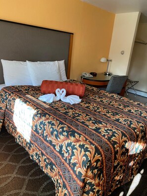 Desk, free WiFi, bed sheets - Sentinel Motel (West Chester)