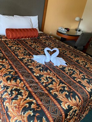 Desk, free WiFi, bed sheets - Sentinel Motel (West Chester)