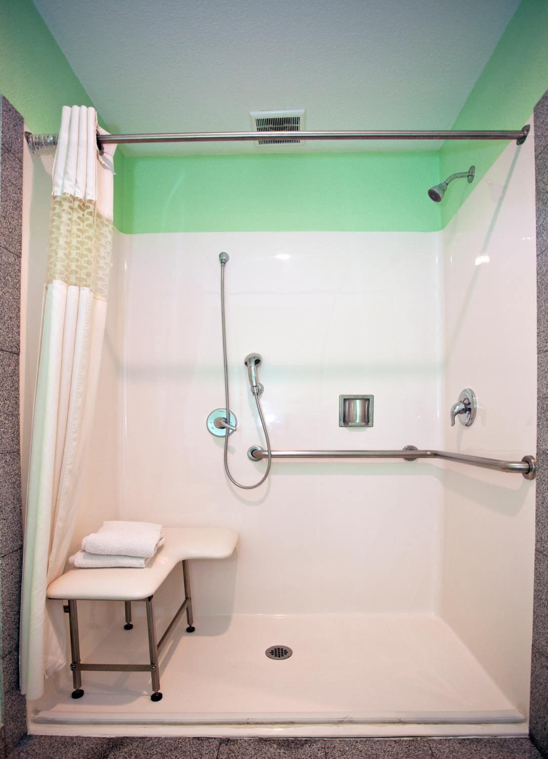 Combined shower/bathtub, free toiletries, hair dryer, towels