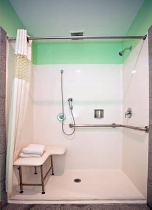 Bañera con ducha, artículos de tocador gratuitos, secador de pelo