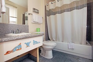 A bathroom with a granite countertop sink, a white toilet, and a bathtub. - National 9 Santa Cruz (Santa Cruz)