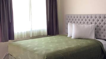 Quarto standard, 2 camas Queen | Escrivaninha, ferros/tábuas de passar roupa, Wi-Fi de cortesia