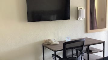 Escritorio, tabla de planchar con plancha, wifi gratis y despertador