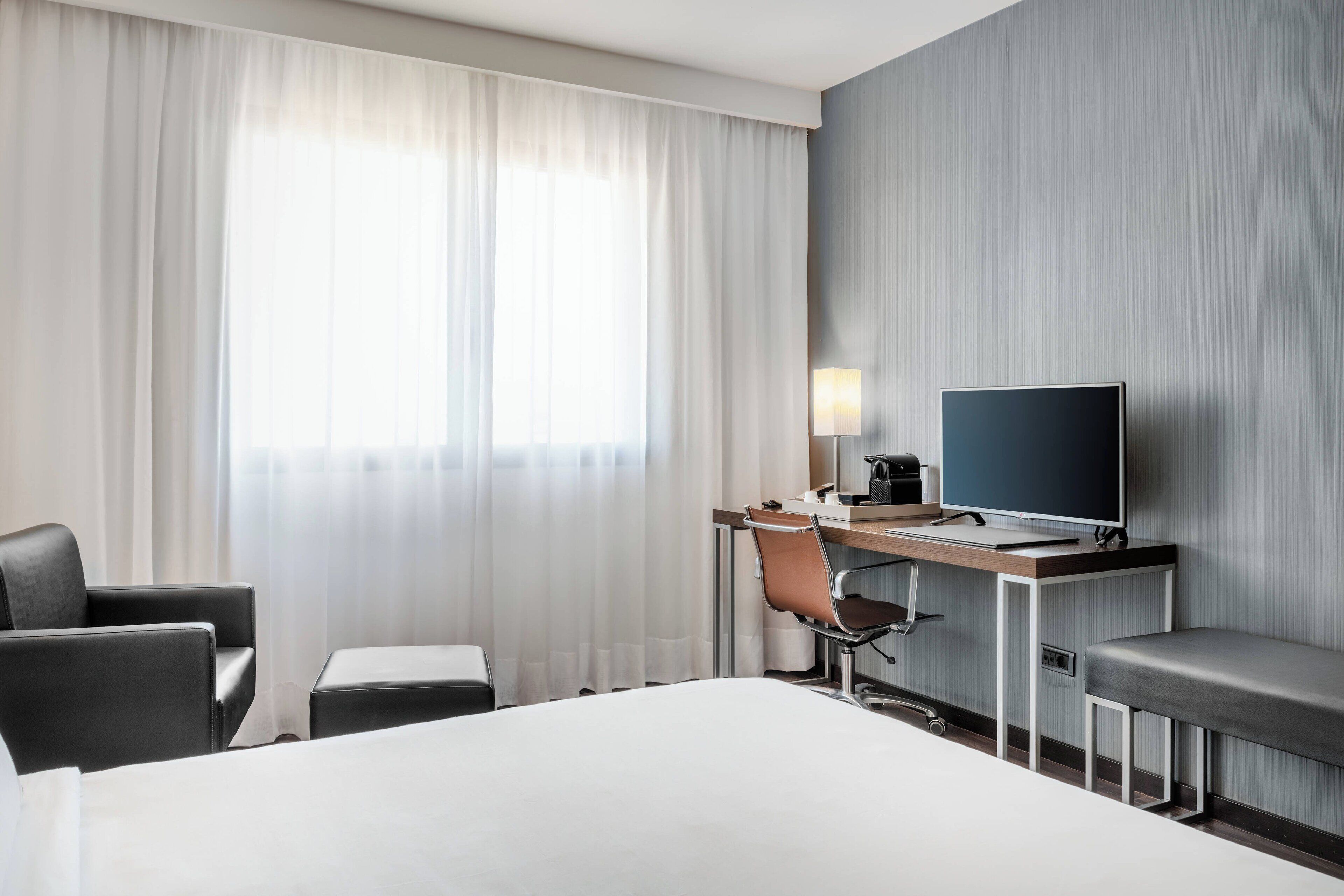 standard room, 1 king bed, city view | minibar, in-room safe, desk, blackout curtains