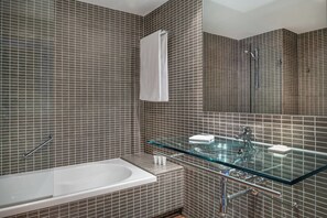 Combined shower/bathtub, free toiletries, hair dryer, bidet