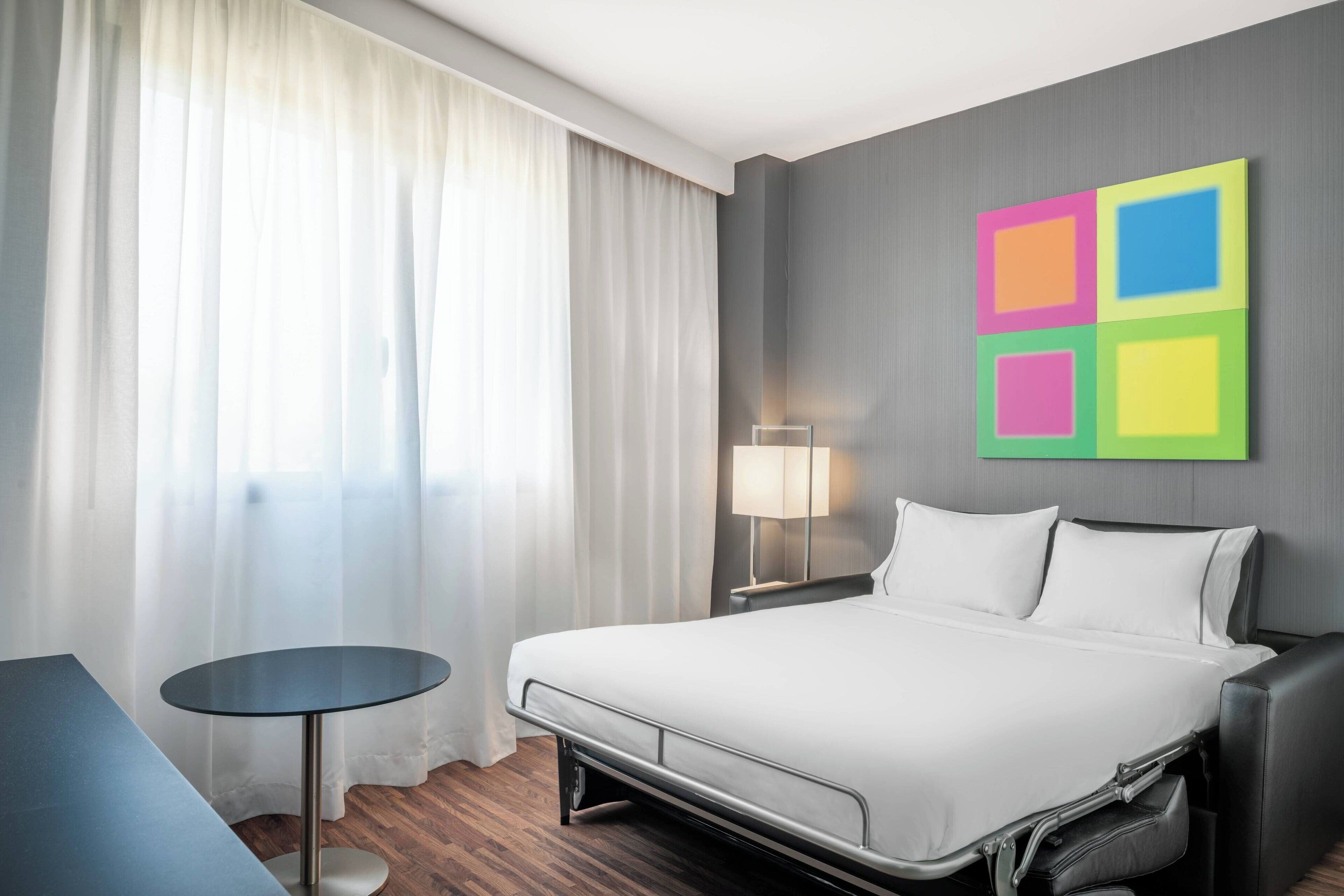 Minibar, värdeförvaringsskåp på rummet och skrivbord