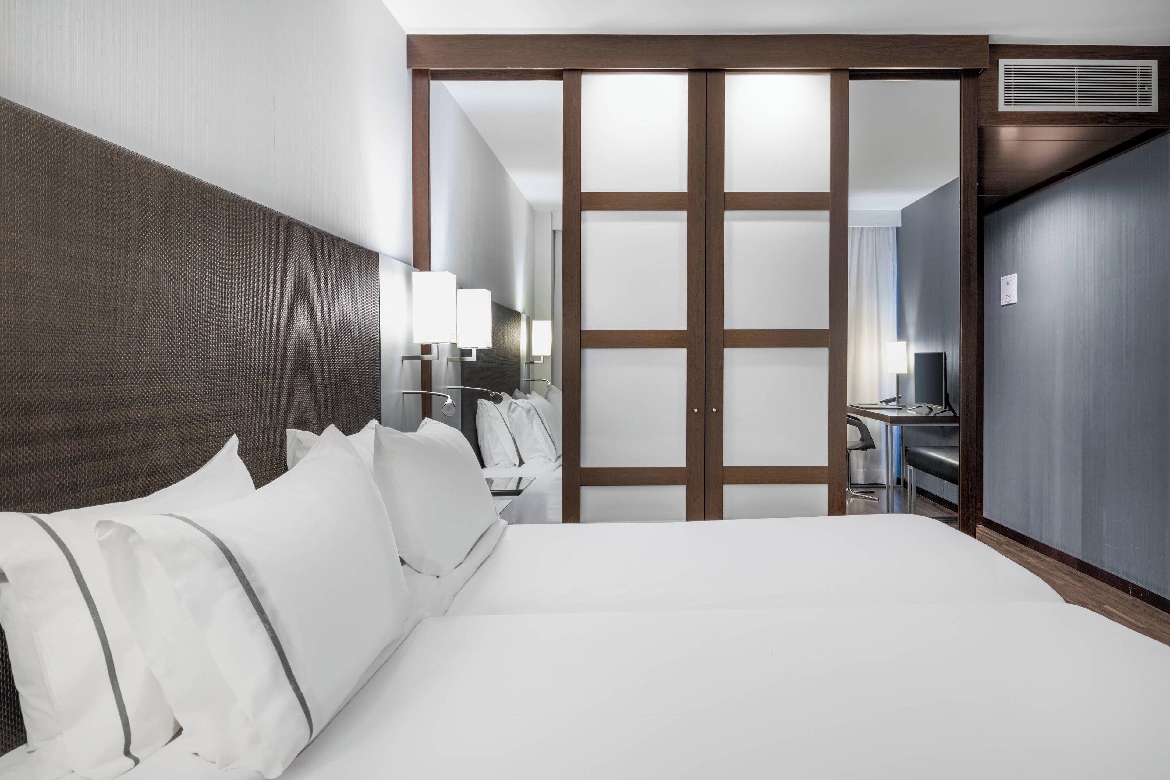 标准房, 2 张单人床 | 迷你吧、客房内保险箱、办公桌、遮光窗帘