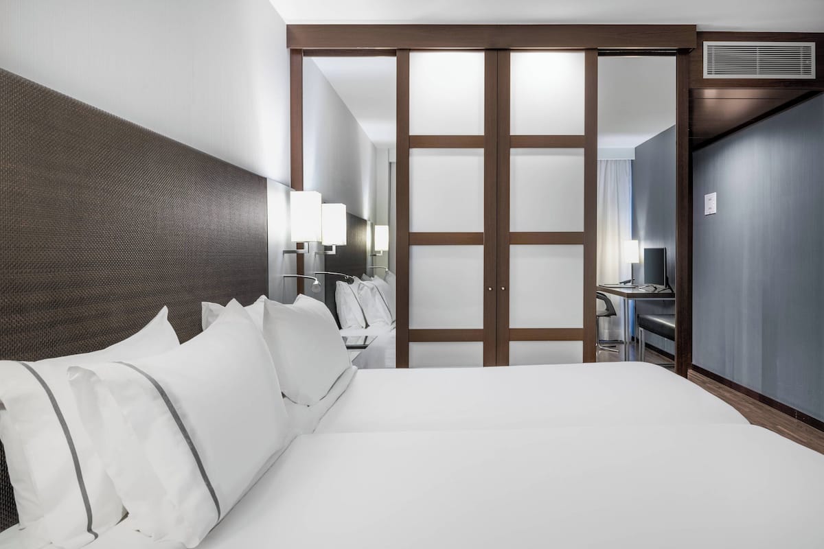 standard room, 2 single beds | minibar, in-room safe, desk, blackout curtains