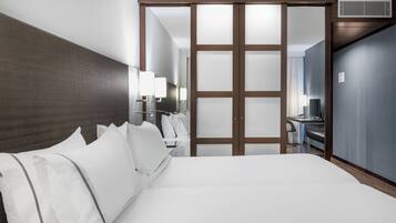 Minibar, coffres-forts dans les chambres, bureau, rideaux occultants