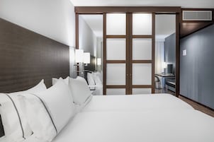 Habitación estándar, 2 camas individuales | Minibar, caja fuerte, escritorio y cortinas opacas